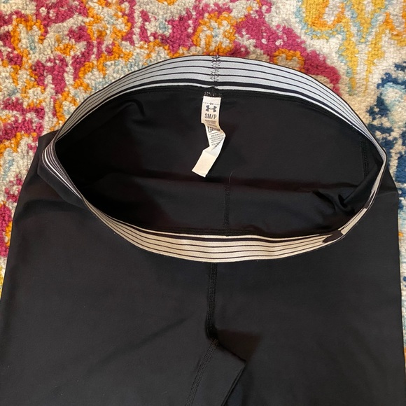 SOLD! Under Armour HeatGear Compression Mid Rise Active Shorty Shorts S - Picture 14 of 15